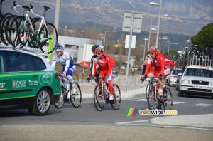 Samuel Dumoulin (Cofidis) à l'arrière, dans les voitures (452x)