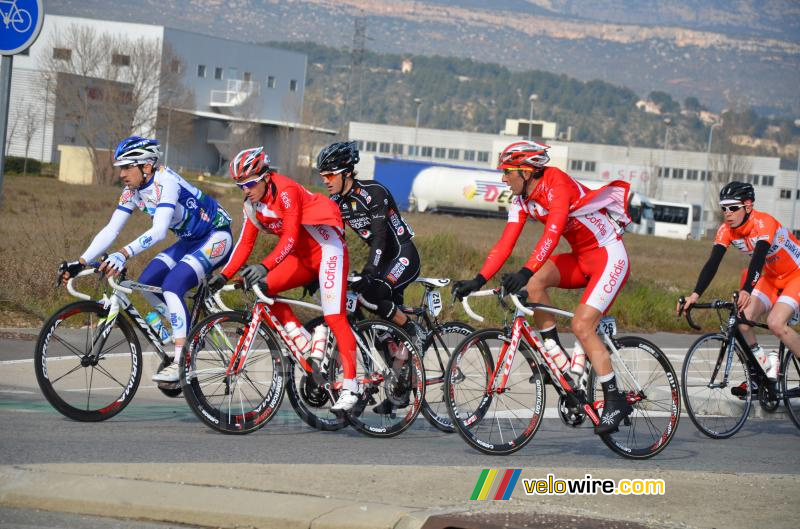 Samuel Dumoulin (Cofidis) nog achteraan in het peloton, tussen de auto's (2)