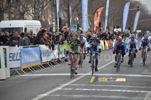 Bobbie Traksel (Landbouwkrediet) wins the sprint of the peloton (590x)