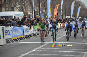 Bobbie Traksel (Landbouwkrediet) remporte le sprint du peloton (742x)