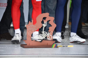 Le trophée du Grand Prix La Marseillaise (505x)