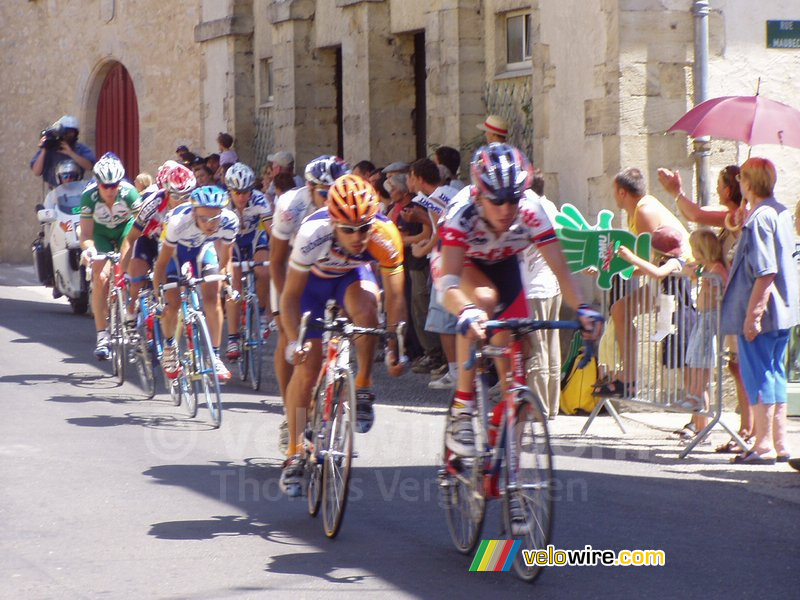 The first group of 8 cyclists