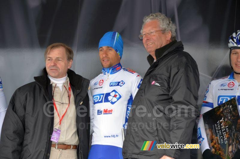 Sandy Casar (FDJ BigMat) with the representatives of the Yvelines