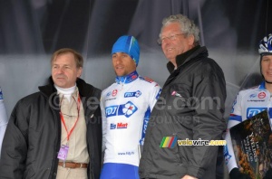 Sandy Casar (FDJ BigMat) with the representatives of the Yvelines (342x)