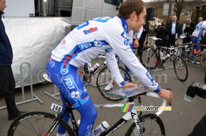 Jérémy Roy (FDJ BigMat) with the book 'Les Yvelines vues du ciel' on his bike (302x)