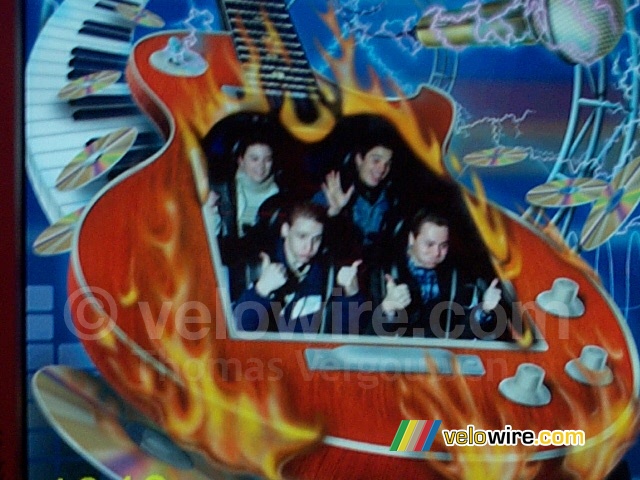 [Walt Disney Studios - Disneyland Paris]: Dans le Rock 'n Roller Coaster Avec Aerosmith nous avons découvrit l'endroit où on prend la photo ;-)