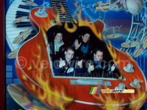 [Walt Disney Studios - Disneyland Paris]: Dans le Rock 'n Roller Coaster Avec Aerosmith nous avons découvrit l'endroit où on prend la photo ;-) (1768x)