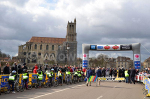 The start in Mantes-la-Jolie (260x)