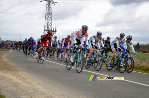 The Vacansoleil-DCM team leading the peloton (323x)
