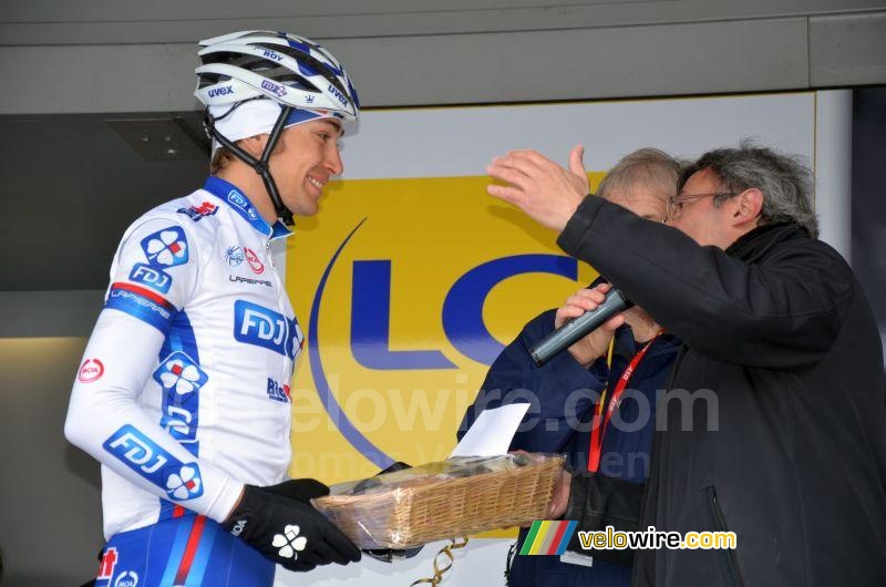 Jérémy Roy (FDJ BigMat) receives a gift basket from the mayor of Vierzon