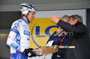Jérémy Roy (FDJ BigMat) receives a gift basket from the mayor of Vierzon (416x)