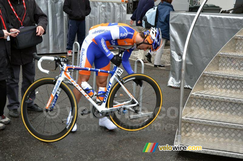 Carlos Barredo (Rabobank) controleert zijn fiets