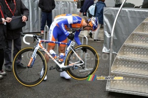 Carlos Barredo (Rabobank) vérifie le réglage son vélo (684x)