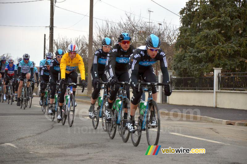 Team Sky aan kop in het peloton