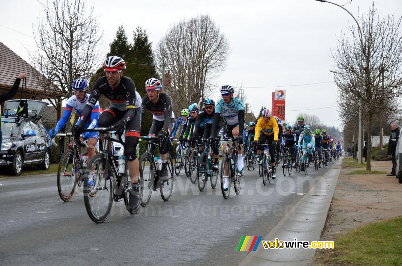 Het peloton in de bevoorradingszone