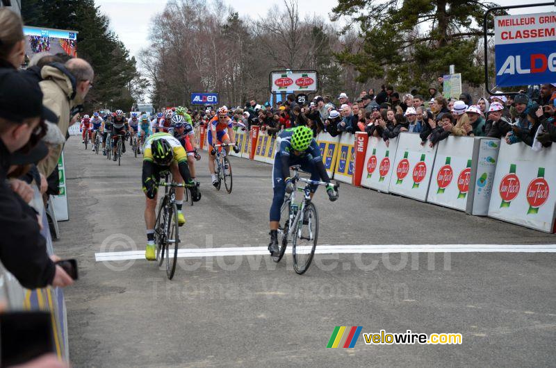 Alejandro Valverde (Movistar) wint de sprint van Simon Gerrans (GreenEDGE)