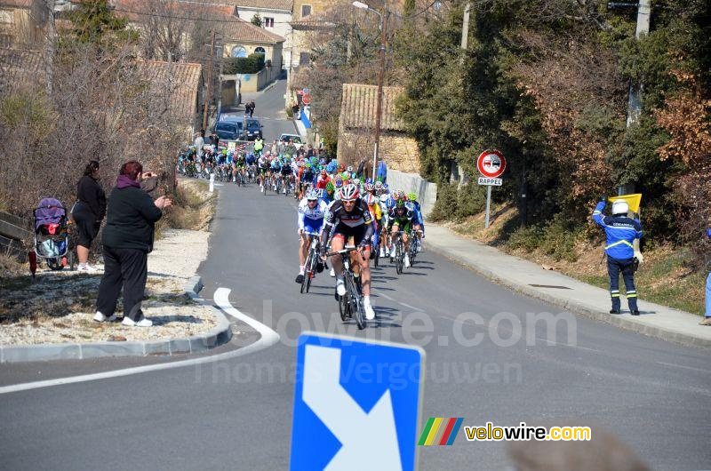 Het peloton verlaat Suze-la-Rousse (2)