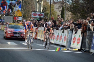 Luis Leon Sanchez bat Jens Voigt sur la ligne (425x)