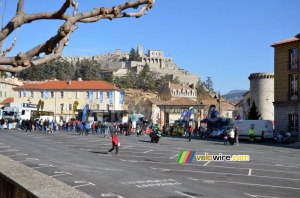 The start of Paris-Nice in front of the citadelle of Sisteron (574x)