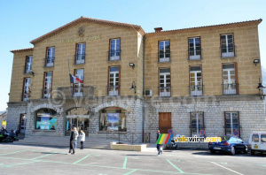 L'hôtel de ville de Sisteron avec l'affiche Paris-Nice (377x)