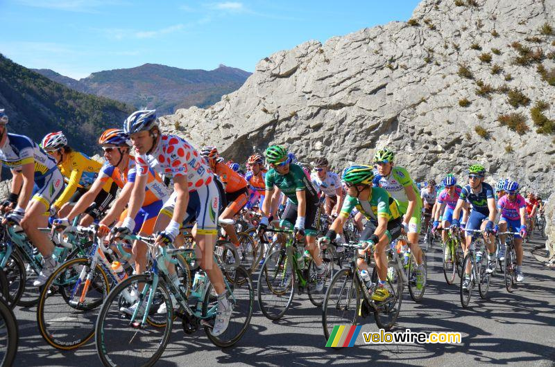 Gele trui en bolletjestrui op de Col des Lques