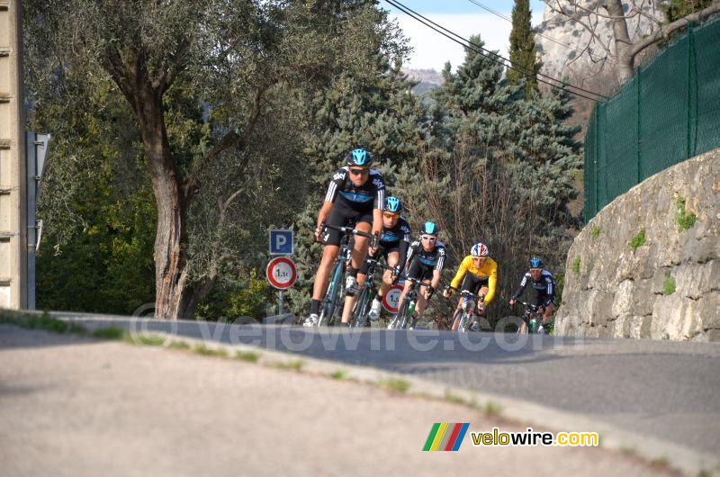 Team Sky aan kop van het peloton