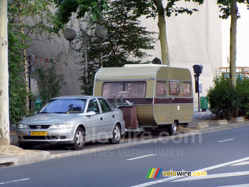 De auto en caravan bij mij aan de overkant