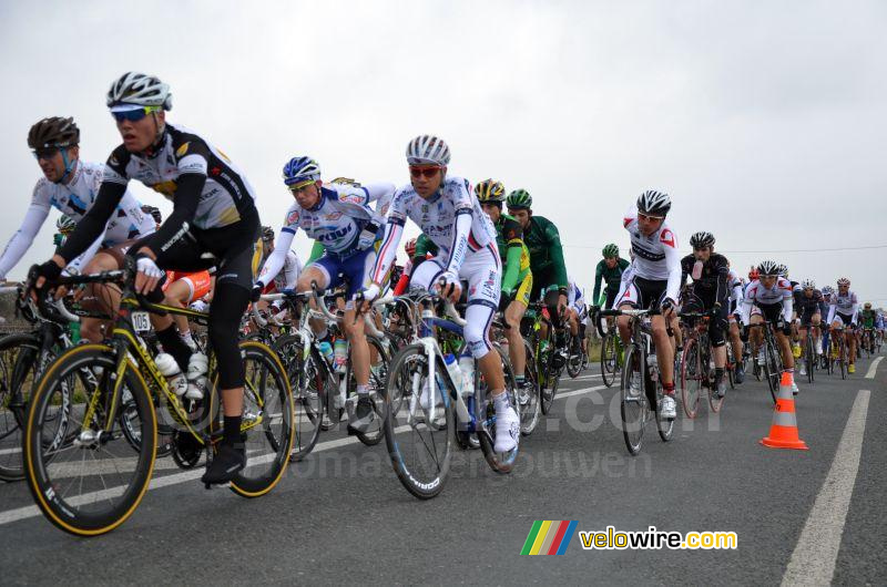 Het peloton met Clment Koretzky (La Pomme Marseille)