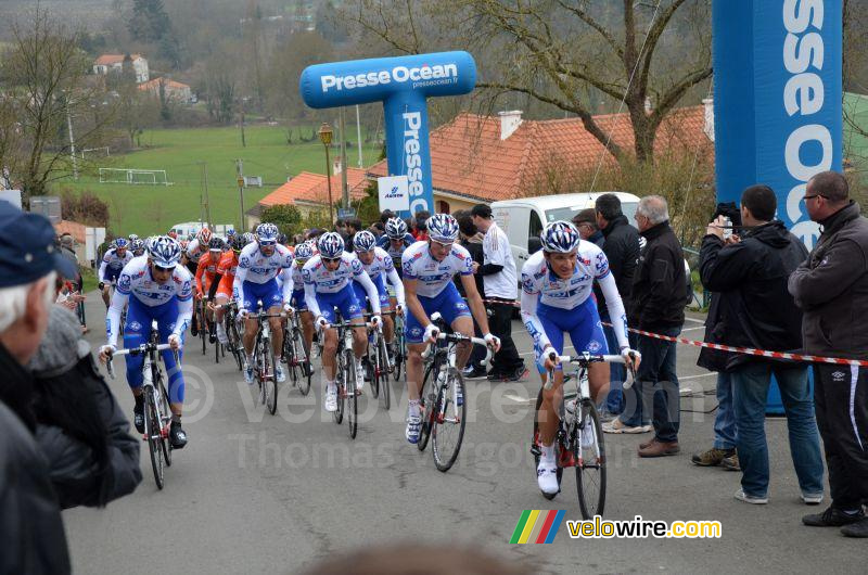 Het peloton onder leiding van FDJ BigMat, Côte de Saint-Fiacre