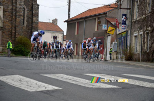 The peloton in Saint-Fiacre (298x)