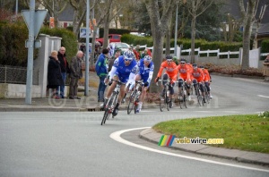 The peloton controlled by FDJ BigMat and Roubaix-Lille Métropole (563x)
