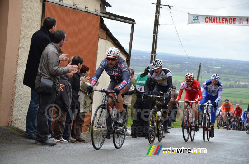 Le peloton au sommet de la Côte du Cimetière