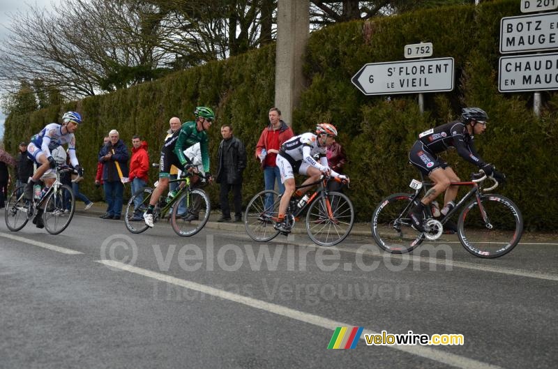 The leading group at the first crossing of the Côte de La Croix Baron