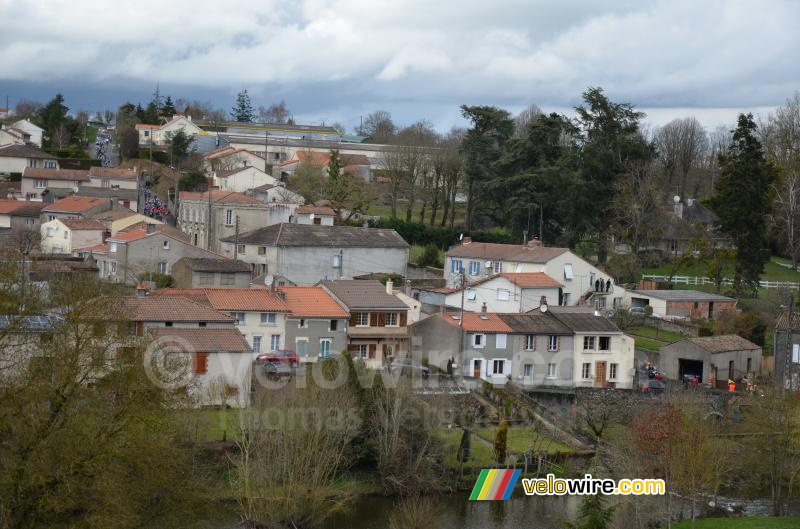 The peloton descends towards the foot of the Côte de Bohardy