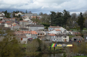 The peloton descends towards the foot of the Côte de Bohardy (445x)