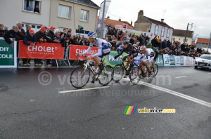 The breakaway at the first crossing of the finish line (403x)