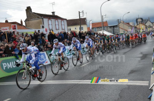 Le peloton au premier passage de la ligne d'arrivée (332x)