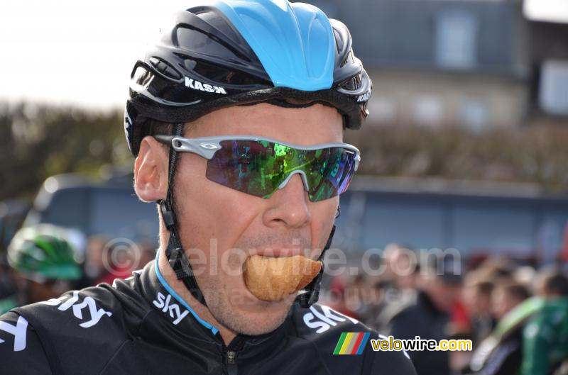 Jeremy Hunt (Team Sky) takes a bit before the start