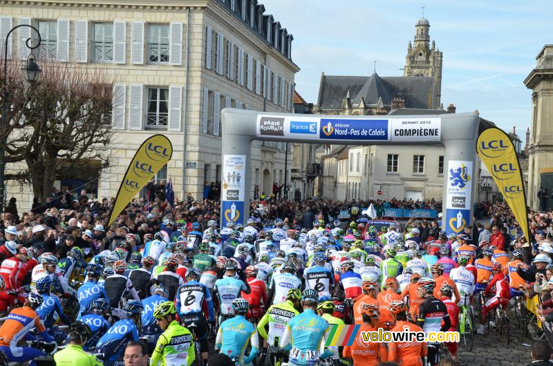 Het peloton klaar voor vertrek in Compigne