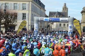 The peloton ready for the start in Compiègne (438x)