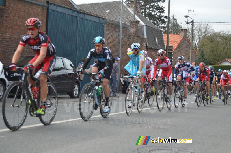 Het peloton in de bevoorradingszone