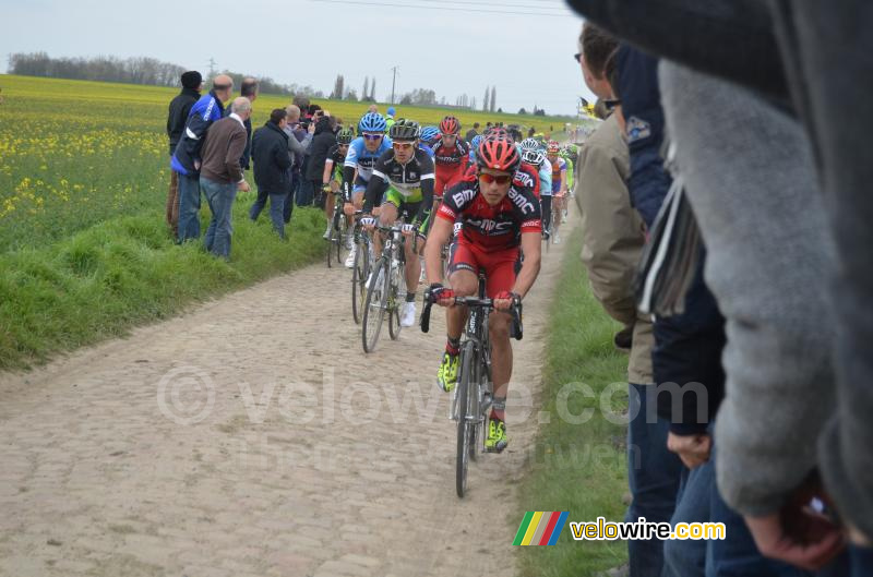 Het peloton aan het einde van kasseistrook 20