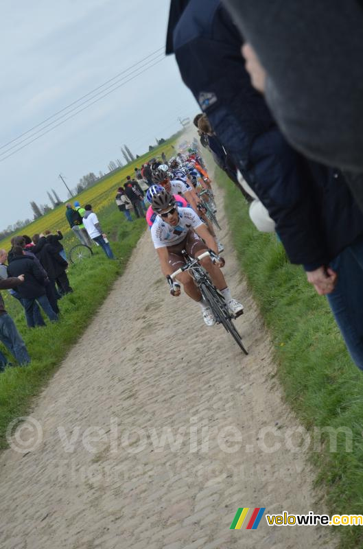 Het peloton komt uit het stof tevoorschijn