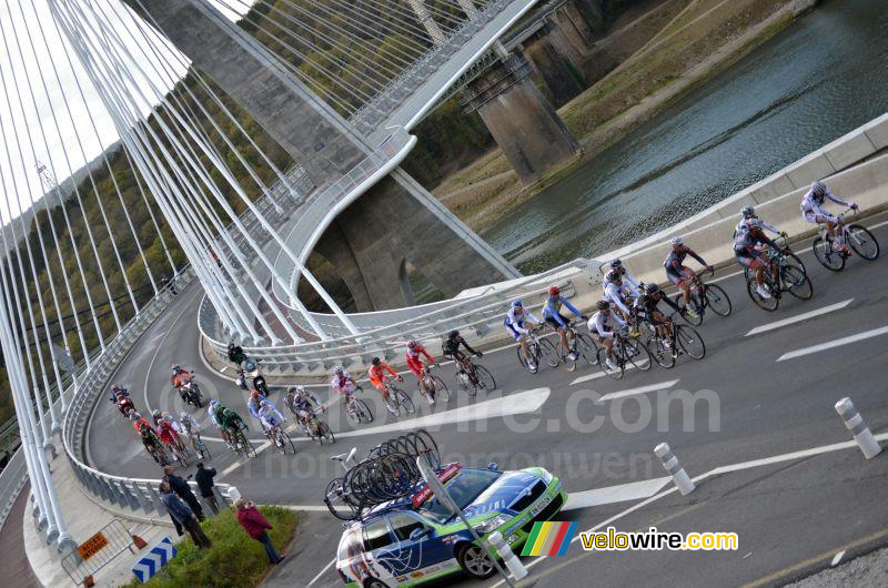 De kopgroep op de Pont de Terenez