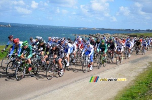 The peloton with Pierrick Fédrigo (FDJ-BigMat) along the coastline (722x)