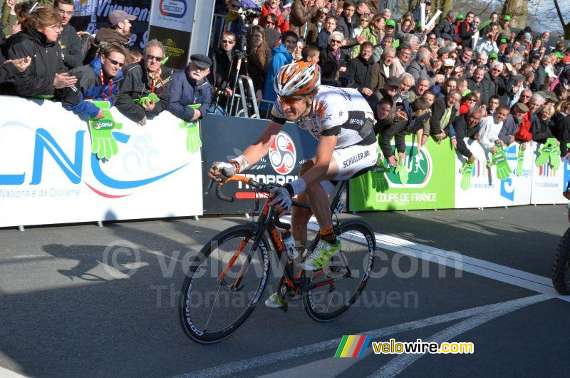 Eric Berthou (Bretagne-Schuller), eerste doorkomst over finishlijn