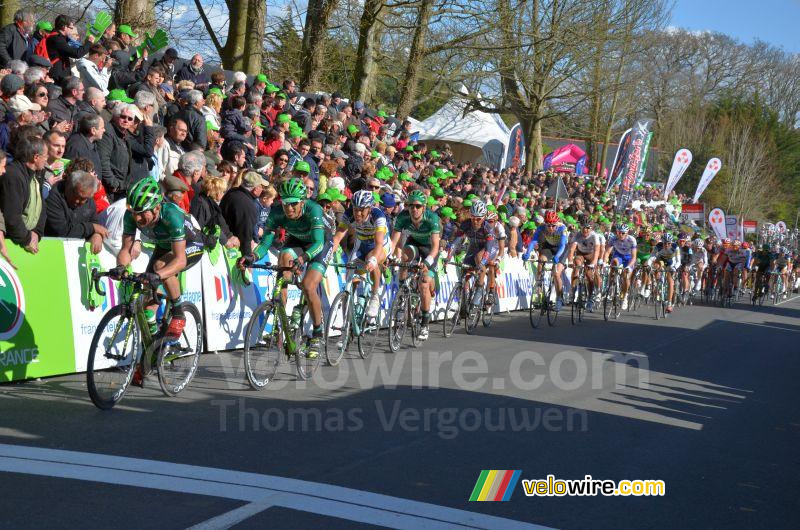 Het peloton onder leiding van Team Europcar, eerste doorkomst