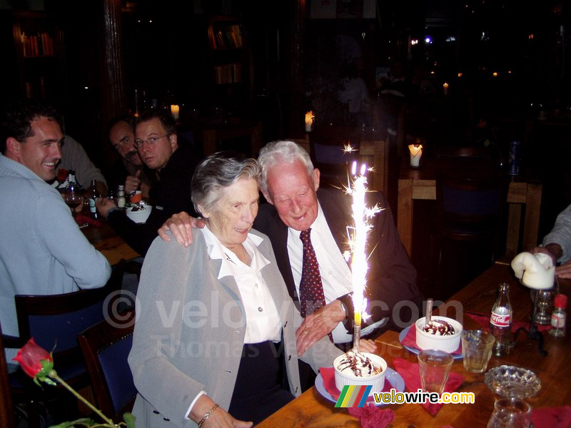 Mes grands-parents avec le gateau d'anniversaire