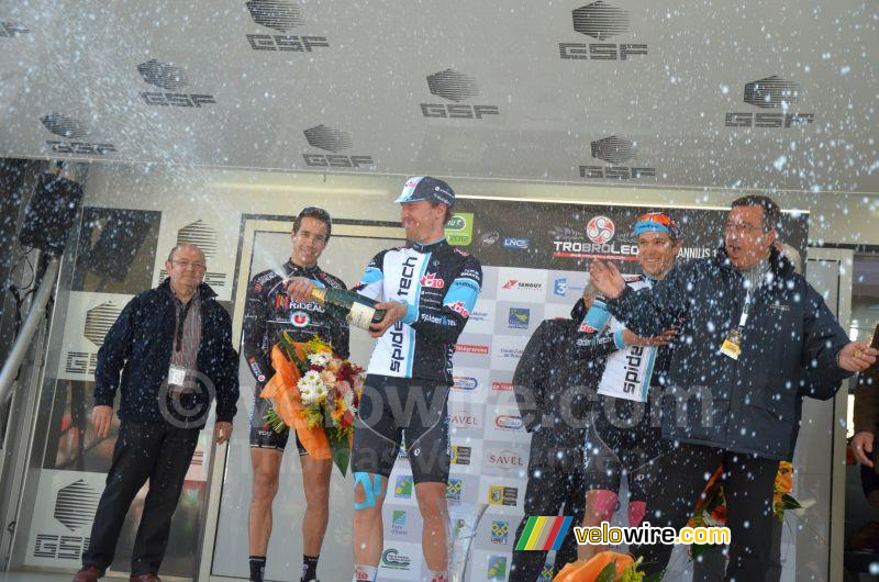 Ryan Roth (Spidertech) sproeit met champagne