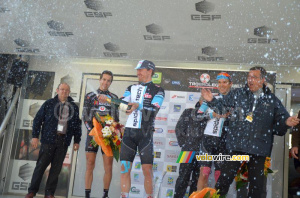 Ryan Roth (Spidertech) fête sa victoire avec du champagne (392x)